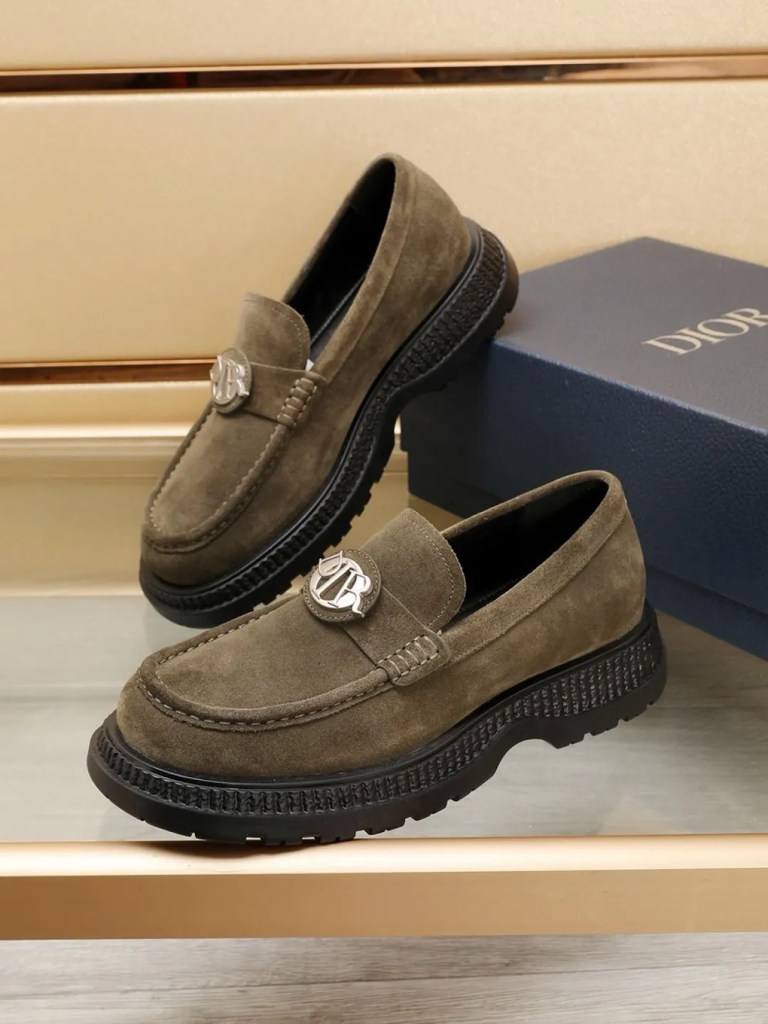 Factory P500💰dior 🆕Men's classic loafers, which combine classic shoe styles with retro California style. Slipper style design, easy to put on and take off. Crafted from top-grain cowhide leather, they feature a rubber lugged sole and the DIO* AND SHAWN signature in brass and enamel. Wear it with casual clothing or a suit. Size: 38-44 (45.46 customized)